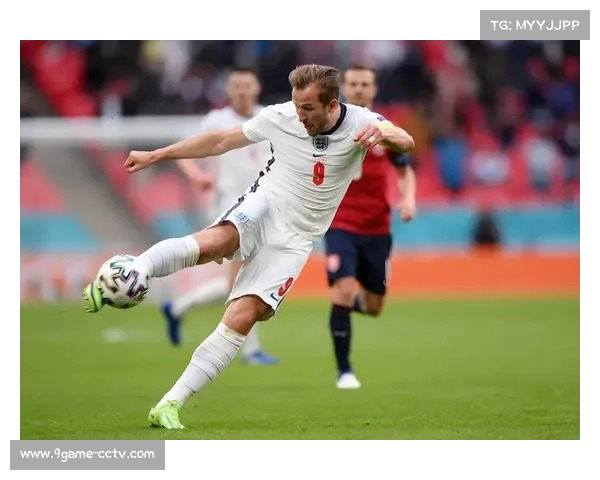 迪亚斯戴帽后与凯恩击掌，拜仁锋线双星默契十足